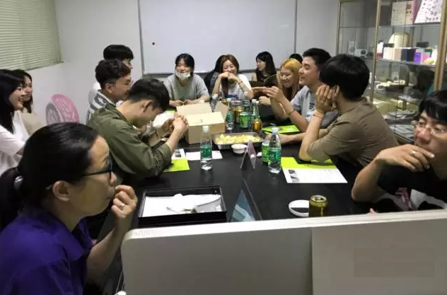 老師和同學(xué)在學(xué)習(xí)手板模型制作后，自己動(dòng)手組裝的產(chǎn)品